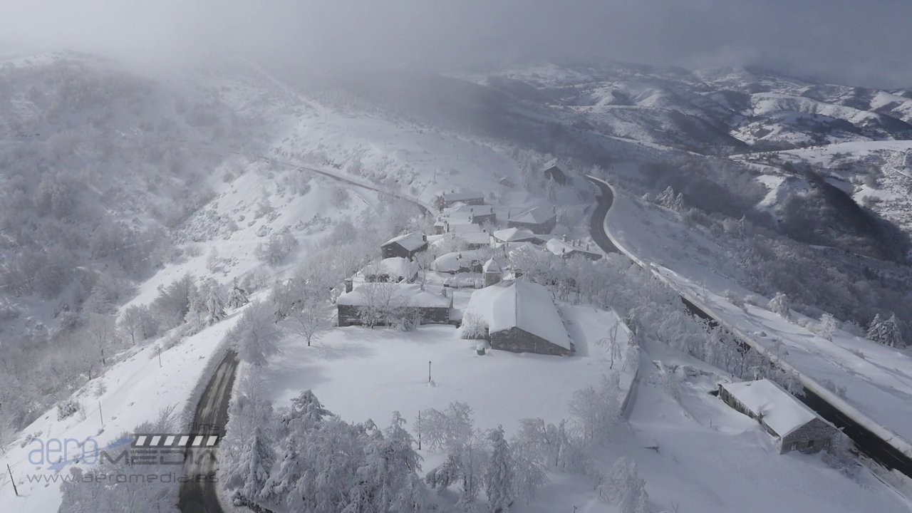 O Cebreiro nevado, visto desde el aire