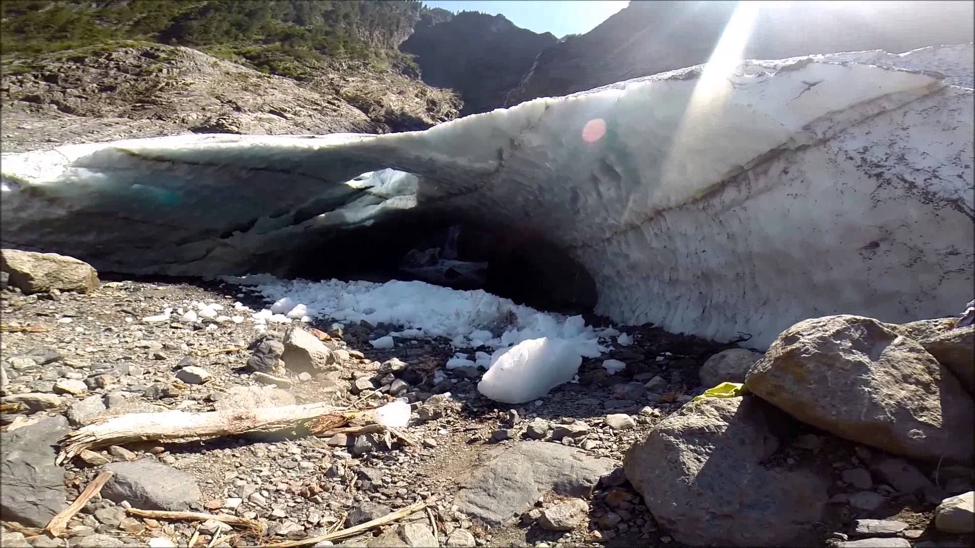 Vídeo del colapso de una cueva de hielo